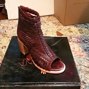 Freebird womens size 10 Bela Wine color